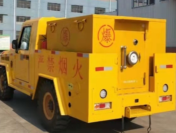 西区凯龙爆破器材运输车：保障爆破任务的安全运行