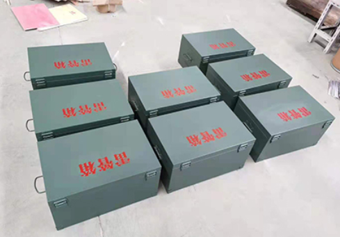 西区炸药箱和雷管箱一般是怎么存放的？